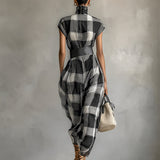 Vestido Maxi de Chiffon a Cuadros con Cuello Alto y Mangas Cortas