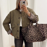 Chaqueta con forro de leopardo