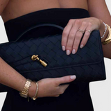 Melanie | Clutch con Detalle de Nudo Dorado