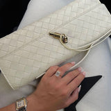 Melanie | Clutch con Detalle de Nudo Dorado