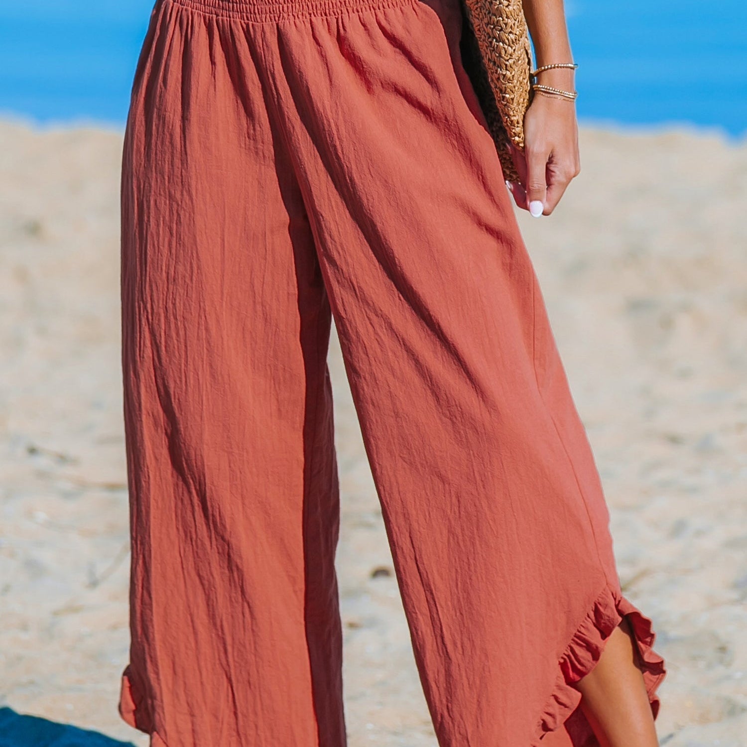 Pantalón ancho con volantes